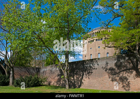 Köln, Altstadt-Süd, Cäcilienviertel (Griechenviertel), Blick über die "Alte Mauer am Bach' zum Hotel im Wasserturm Foto Stock