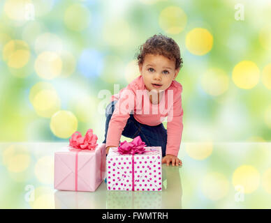 Bambina con regali di compleanno e coriandoli Foto Stock