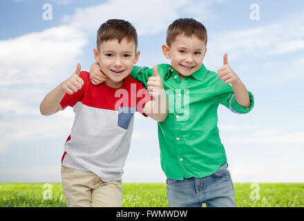 Sorridenti ragazzi piccoli che mostra pollice in alto Foto Stock