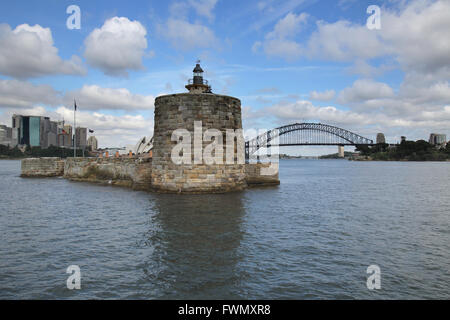 Fort Denison con Sydney Harbour Bridge in background nel porto di Sydney New South Wales AUSTRALIA Foto Stock