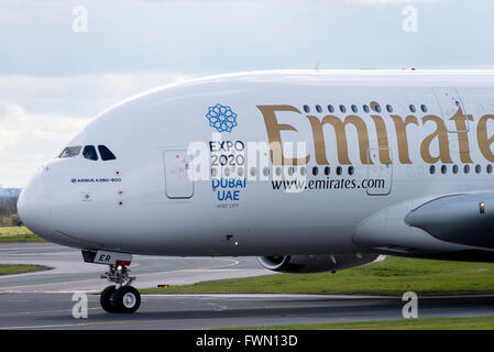 Emirates Airline Airbus A380-862 aereo di linea A6-EER rullaggio all'Aeroporto Internazionale di Manchester Inghilterra England Regno Unito Regno Unito Foto Stock