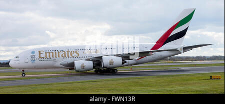 Emirates Airline Airbus A380-862 aereo di linea A6-EER rullaggio all'Aeroporto Internazionale di Manchester Inghilterra England Regno Unito Regno Unito Foto Stock