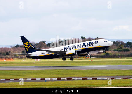 Ryanair Airlines Boeing 737-8as(w) Aereo di linea EI-FOV decollo dall'Aeroporto Internazionale di Manchester Inghilterra England Regno Unito Regno Unito Foto Stock