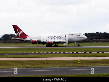 Virgin Atlantic Airways Boeing 747-443 aereo di linea G-VROY decollo dall'Aeroporto Internazionale di Manchester Inghilterra England Regno Unito Foto Stock