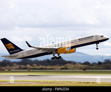 Icelandair compagnia aerea Boeing 757-223(w) Aereo di linea TF-ISK decollo dall'Aeroporto Internazionale di Manchester Inghilterra England Regno Unito Regno Unito Foto Stock