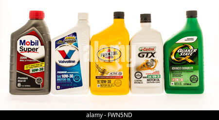 Winneconne, WI - 19 agosto 2015: cinque bottiglie di diverse marche di olio del motore. Foto Stock
