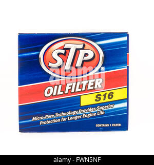 Winneconne, WI - 19 agosto 2015: casella di un STP filtro olio che è cambiato durante il cambio di olio. Foto Stock