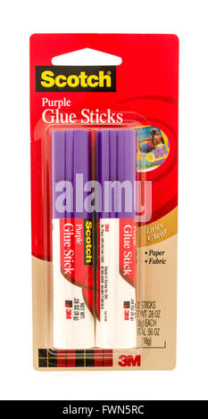 Winneconne, WI - 27 Settembre 2015: Pacchetto di viola i bastoncini di colla fatta da Scotch che è di proprietà di 3M. Foto Stock