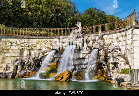 Fontana dei delfini presso il Palazzo Reale di Caserta Foto Stock