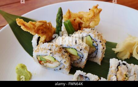 Soft Shell tempura di granchio Roll sushi su una piastra Foto Stock