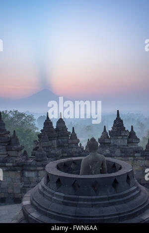 Alba sopra il vulcano Merapi al tempio di Borobudur Foto Stock