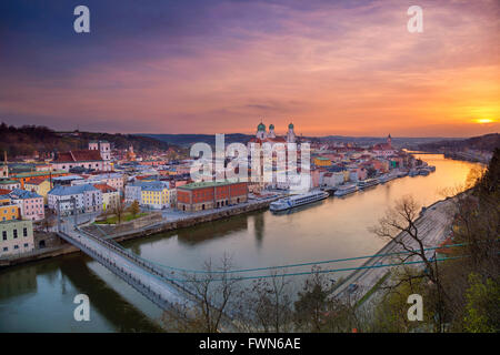 Passau. Passau skyline durante il tramonto, Baviera, Germania. Foto Stock