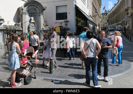 I turisti alla statua e fontana di Mannekin Pis a Bruxelles, in Belgio Foto Stock