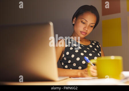 Messa in alcune ore di lavoro straordinario Foto Stock