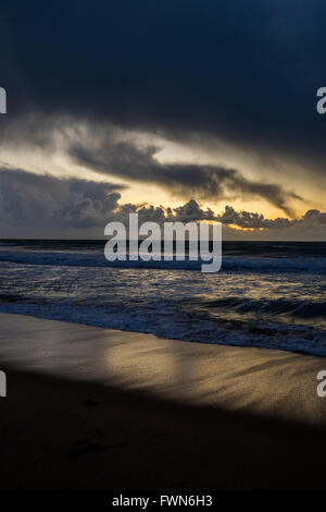 Stormy spiaggia al tramonto, Mandurah, Perth Western Australia Foto Stock