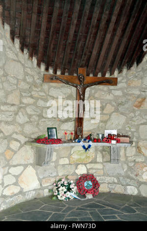 Croce nella piccola cappella sul sito memoriale al massacro di Malmedy, Baugnez, vicino a Malmedy, Belgio. Foto Stock