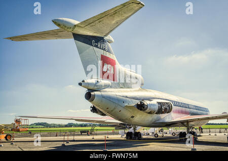 Vista della coda di ex-BEA Trident Twoe aereo civile sul display all'IWM Duxford REGNO UNITO Foto Stock