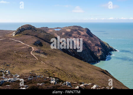 Aspra costa vicino a South Stack dal percorso di stack del Nord nel Geoparco Europeo. A Isola Santa, Isola di Anglesey, Galles del Nord, Regno Unito Foto Stock