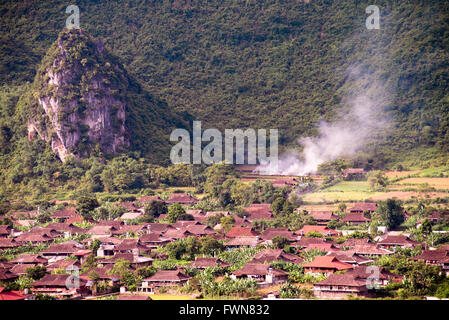 Comunità rurale ai piedi delle colline nella valle Bacson, Vietnam Foto Stock