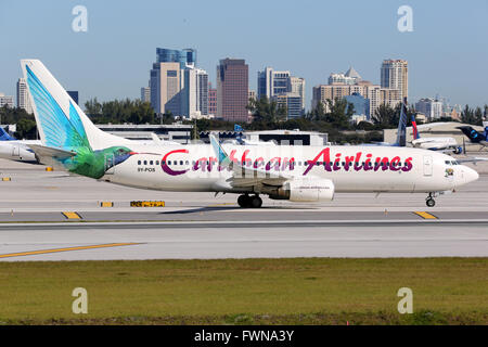 Fort Lauderdale, Stati Uniti - 17 febbraio 2016: un caribbean Airlines Boeing 737-800 con la registrazione 9y-pos i taxi a fo Foto Stock