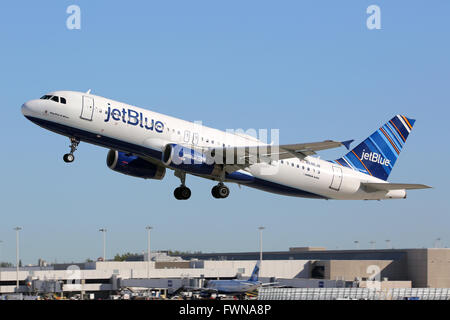 Fort Lauderdale, Stati Uniti - 17 Febbraio 2016: Un Jetblue Airways Airbus A320, con registrazione N595JB decollare da F Foto Stock