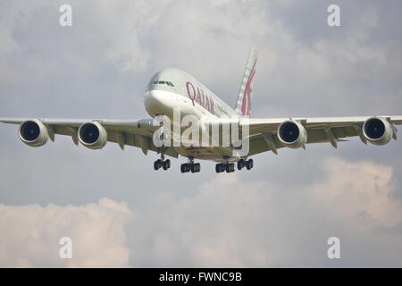 Qatar Airways Airbus A380 A7-APB atterraggio all' Aeroporto di Heathrow di Londra, Regno Unito Foto Stock