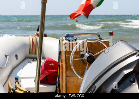 Bella barca di pesce con timone in mare Foto Stock