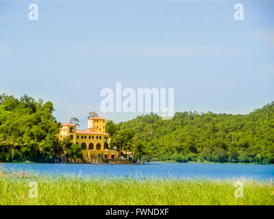 Home e lakeside sulla collina e lago blu Foto Stock