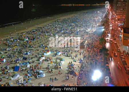 Popolare barbecue in spiaggia Victoria di notte, Cadiz, regione dell'Andalusia, Spagna, Europa Foto Stock