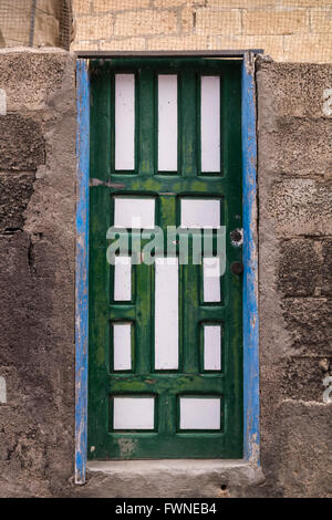 Porta in stile rustico. Pannelli della porta di legno verniciato di verde e bianco con cornice blu in un breezeblock parete esterna. Aldea Blanca, Tenerife Foto Stock