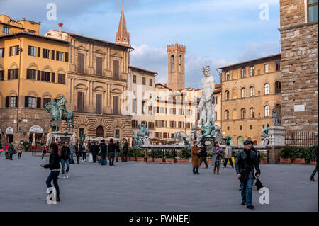Piazza della Signoria a Firenze, tra cui la famosa statua di Nettuno. Foto Stock