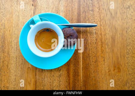 Un espresso in un turchese cup su una tavola di legno Foto Stock