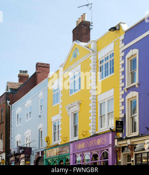 Negozio coloratissimo fronti di high street. Glastonbury, Somerset, Inghilterra Foto Stock