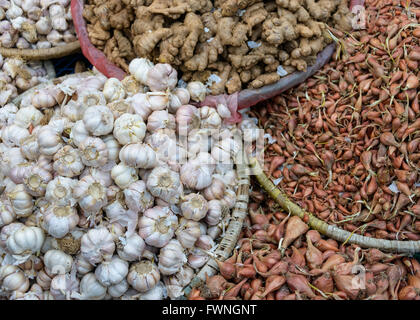 Aglio, zenzero e scalogni in cesti su un mercato in Kathmandu, Nepal Foto Stock