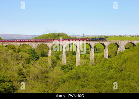 Accontentarsi di Carlisle linea ferroviaria. Treno a vapore attraversando Smardale viadotto, Eden Valley, Cumbria, Inghilterra, Regno Unito. Foto Stock