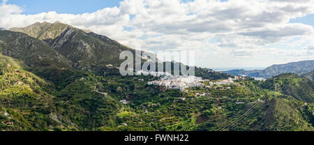 Il bianco lavato villaggio di Istan, nascosti nella catena montuosa della Sierra de las Nieves, Andalusia, Spagna Foto Stock