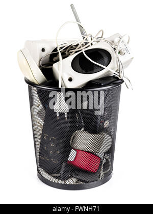 Vassoio di metallo pieno di usato immondizia elettronica su sfondo bianco Foto Stock