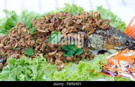 Croccante di snake-testa il pesce fritto con insalata piccante Foto Stock