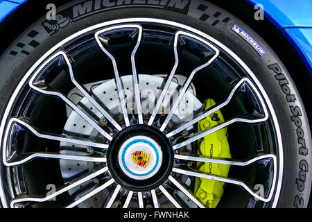 Primo piano di una Porche 918 ruota Spyder, freno in carbonio ceramico e del sistema pneumatico Michelin Foto Stock