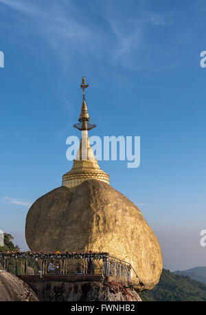 Golden Rock Pagoda in Mt. Kyaiktiyo, birmania, myanmar Foto Stock