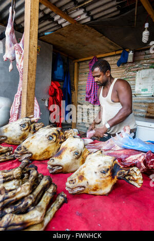 Circa Ottobre 2015 a Kathmandu, Nepal: un macellaio alcuni tagli di carne di capra. Foto Stock