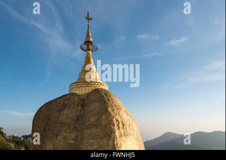 Golden Rock Pagoda in Mt. Kyaiktiyo, birmania, myanmar Foto Stock