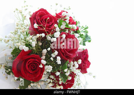 Bouquet di rose isolato su bianco utilizzando in un matrimonio o qualsiasi cerimonia di saluto in prospettiva laterale Foto Stock