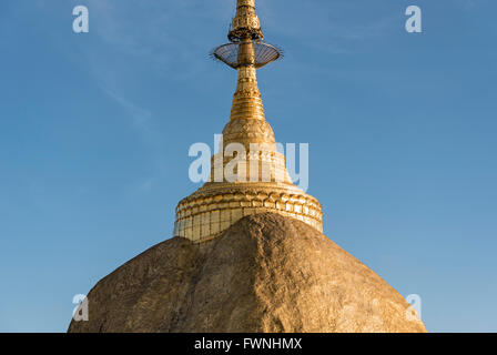 Golden Rock Pagoda in Mt. Kyaiktiyo, birmania, myanmar Foto Stock