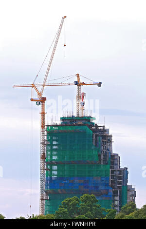 Il grattacielo Torre di uffici in costruzione con due gru in Pattaya Thailandia Foto Stock