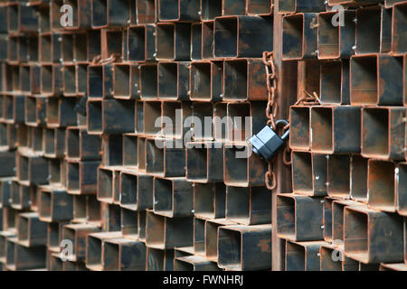 Prospettiva di bloccato recinzione in acciaio Foto Stock