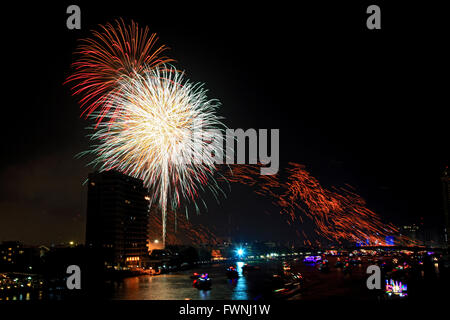 Fuochi d' artificio perfetto oltre il Fiume Chaophraya Bangkok il padre del giorno,Bangkok in Thailandia Foto Stock