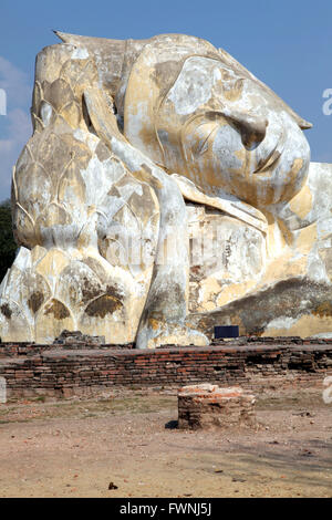 Gigante Buddha reclinato statua di oltre il cielo blu alla rovina del tempio Foto Stock