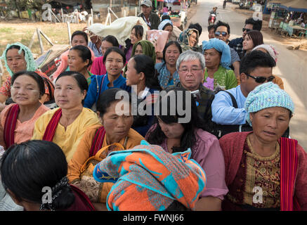 I passeggeri che viaggiano su open-top carrello a Mt. Pagoda Kyaiktiyo (Golden Rock), Birmania Foto Stock