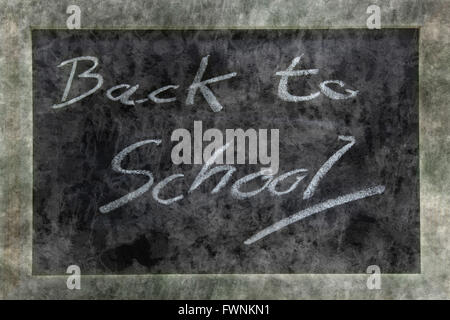 Grunge o lavagna Lavagna con il testo si torna a scuola Foto Stock